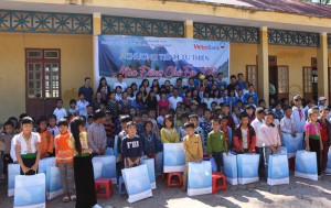 Phòng Quản lý Cân đối vốn và Kế hoạch Tài chính trao quà từ thiện tại Sơn La