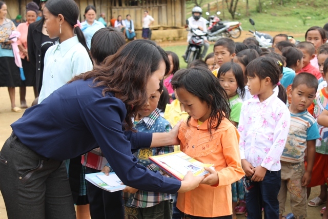 Cô giáo Nguyễn Thị Loan Trường Trung cấp Y dược Lê Hữu Trác tặng quà cho các em học sinh Bó Nhàng