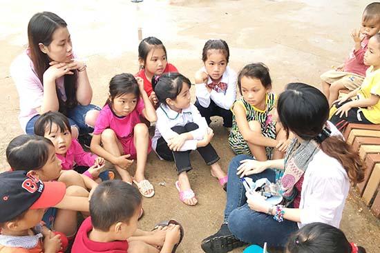 Các bạn tình nguyện viên LAPC cùng các em học sinh Trường Tiểu học Chiềng Hắc (Mộc Châu) chia sẻ ước mơ.