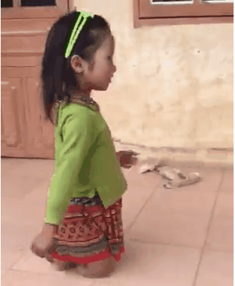 Bé gái Mộc Châu bị cụt 2 chân vẫn tung tăng đến trường làm lay động hàng triệu trái tim