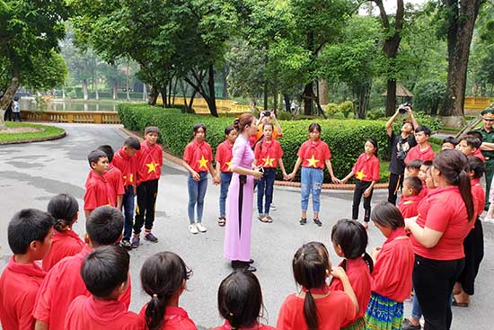 50 học sinh nghèo vượt khó Mộc Châu, Vân Hồ được về thăm Bác Hồ