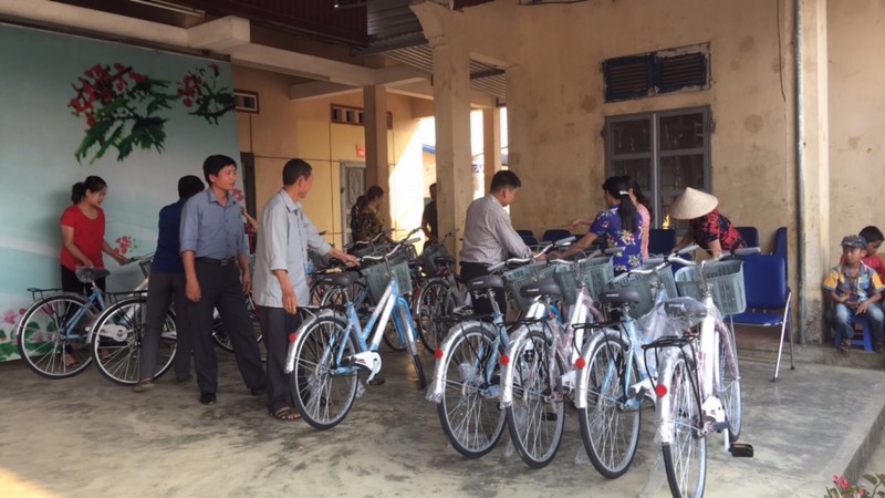 Trao tặng 15 xe đạp cho học sinh nghèo hiếu học  Đài Phát thanh và Truyền  hình Điện Biên